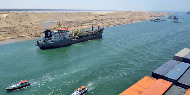Египет сообщил о двукратном падении доходов от Суэцкого канала