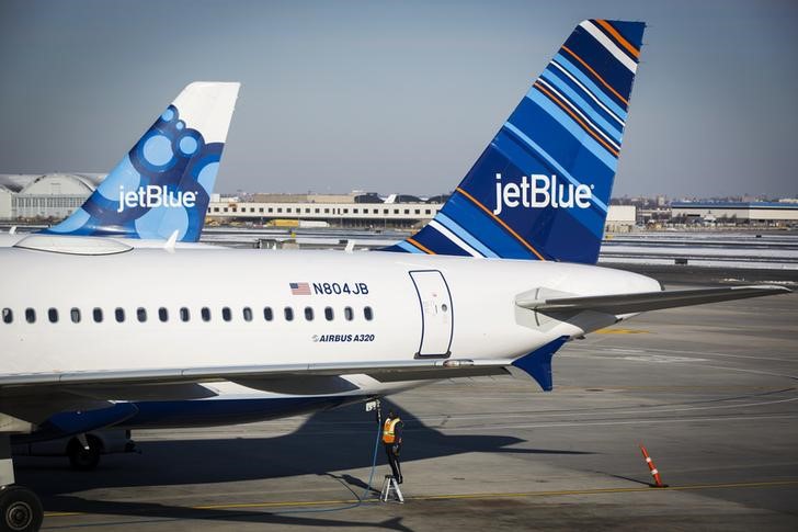 Карл Икан покупает акции JetBlue, в результате чего цена акций компании стремительно растет