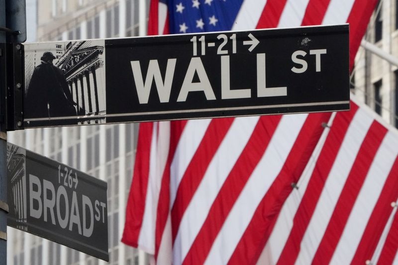 Фондовые рынки США закрылись разнонаправленно: промышленный индекс Dow Jones упал на 0,14%