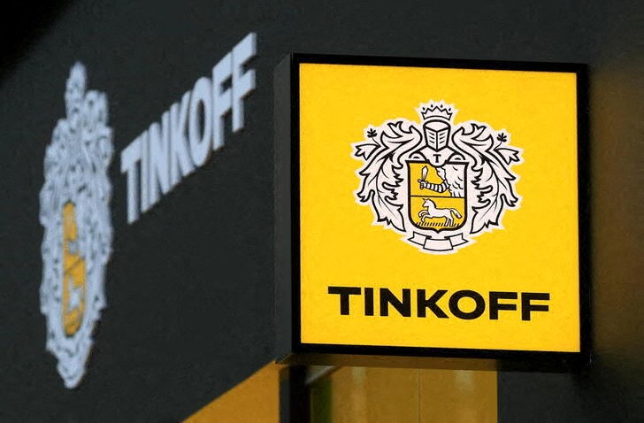 Акции Тинькофф упали на 5% на первых торгах после переезда
