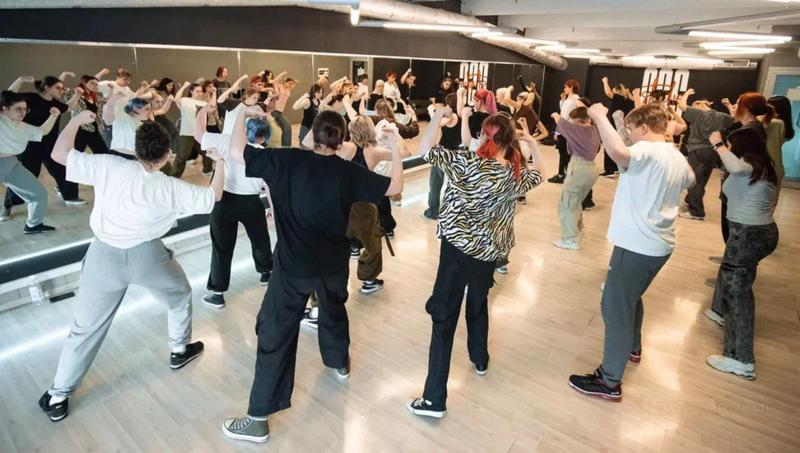 От анимации к бизнесу: как хобби K-pop стало основой успешного предпринимательства
