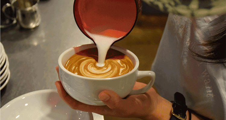 От первой кофейни до международного успеха: путь сотрудника Skuratov Coffee от бариста до специалиста по обучению и сервису